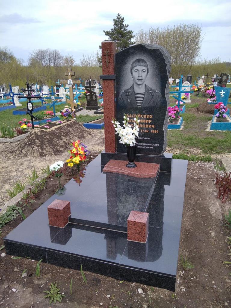 Памятник воину – интернационалисту Владимиру Михайловичу Валуйских